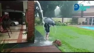 Durante una intensa tormenta, un rayo cae en el patio donde juega un niño, en Misiones