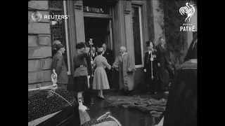 SCOTLAND: THE QUEEN AND STUDENTS (1955)