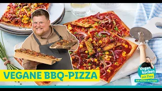 Vegan kochen mit Timo: Vegane BBQ-Pizza mit Räuchertofu, Hack, roten Zwiebeln und BBQ-Sauce