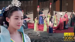 During the emperor's wedding,the favored concubine watches him marry someone else,crying in a corner