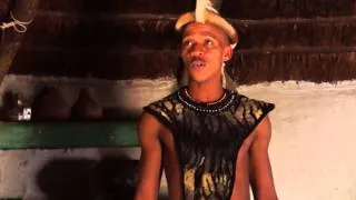 Click Song dentro de una chosa de la tribu Xhosa, Sudáfrica