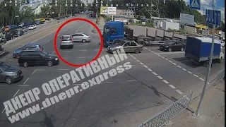 В Днепре на проспекте Богдана Хмельницкого Nissan столкнулся с Geely: видео момента аварии
