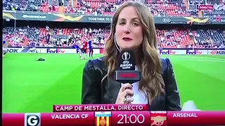 Balonazo en la cabeza tumba a reportera antes de Valencia-Arsenal