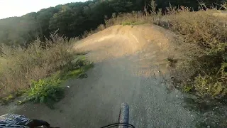 Beetje snelheid over de zwarte lijn van Mook bikepark. funrun met de hardtail. 27,5" not dead yet!