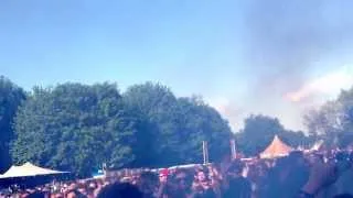 Four Tet dropping a crazy tune with Omar Souleyman at Lente Kabinet