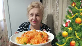 Тушеная капуста с картофелем.Получается очень вкусно и очень быстро.