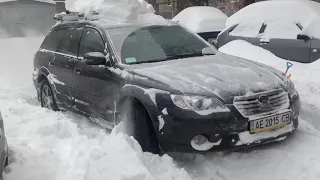 Subaru Outback 4х4 пробует выехать из сугроба в 50 см