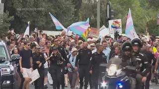 Thousands march in Jerusalem Pride parade