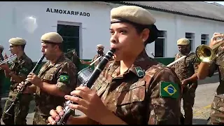 Banda do Exército louvando a Deus com hino 525