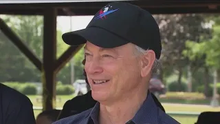 Actor Gary Sinise surprises veterans at Chicago area VA hospital with Fourth of July feast