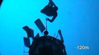 Guillaume Néry dives at -125m