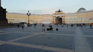 Дальше действовать будем мы! Парни исполняют на Дворцовой.