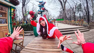 ESCAPING BEAUTIFUL ANGRY MRS CLAUS (Epic Parkour Chase)