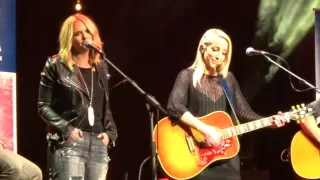 Ashley Monroe / Miranda Lambert - "Heart Like Mine" (CMA Songwriters London 2016)