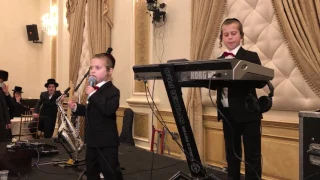 Brothers Zevy & Berela Sing "Neshuma" at Their Aunt's Wedding
