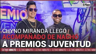 Chyno Miranda llegó acompañado de Nacho a Premios Juventud