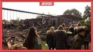 Kinderen komen weer bij elkaar nadat hun school is afgebrand