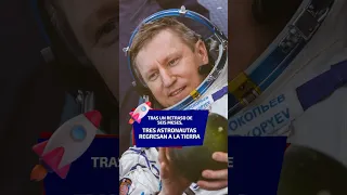 Tres astronautas regresan a la Tierra.