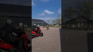 Slalom met motorscooter