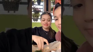 wulan sedang nunggu zaenul dan kawan kawan sambil makan nasi uduk.