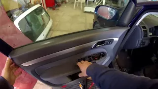 Volkswagen Touran  (2003–2015) door panel removal