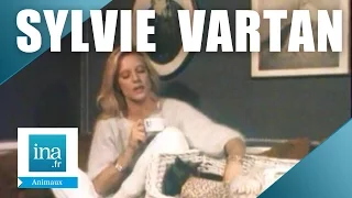 Sylvie Vartan chez elle avec ses animaux | Archive INA