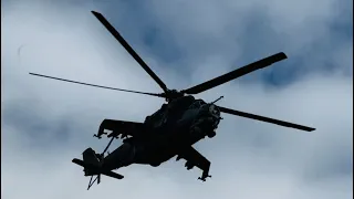 Průlety Vrtulníku Mi-24/35 nad VHÚ Lešany - Tankový den Lešany 2023