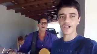 Menino impressiona com sua voz grave ao cantar com seu pai.