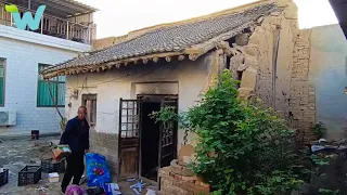 After their grandma passed away, the couple renovate an old house to live with their grandpa
