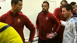 MESSI CUMPRIMENTANDO CRISTIANO RONALDO