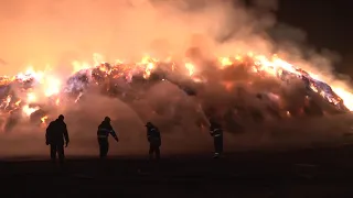 На Хмельниччині рятувальники ліквідували масштабну пожежу скиртованої соломи