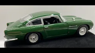 Aston Martin DB5 in green, 1:24 scale diecast classic car model from Motormax, 79375G