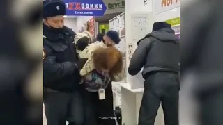 Полиция втроем ломают бабушку в супермаркете