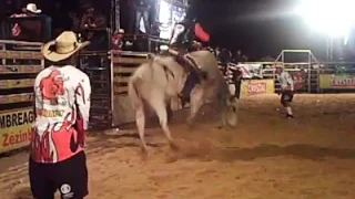 Vanderlei Batista vs Touro fama cia de rodeio Fortaleza Rodeio de Pedreira SP COPA VR 2013