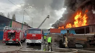 Крупный пожар произошел на складах в Алматы