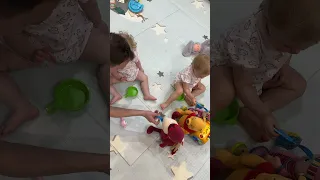 Маруся и Ксюша кормят игрушки, Милашка занята другим 😃