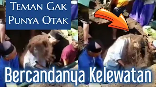 Teman Enggak Punya Akhlak‼️Kepala Kakek Ini Dilempari Tanah Oleh Temannya Saat Menguburkan Jenazah