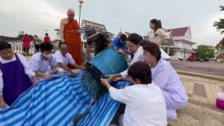 พระราชวัชรญาณรังษีทำบุญปล่อยปลา