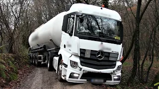 [AUFWENDIGE BERGUNGSARBEITEN] Lkw steckte mehrere Tage im Wald fest