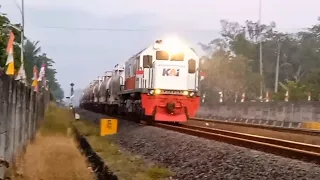 Kereta Api angkutan BBM Cilawalu tanker ditarik lokomotif CC 201 berbendera