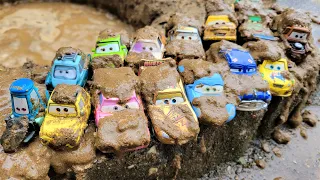 I found a muddy car's miniature car (Tomica). | Water & Foam Car Wash Video♪