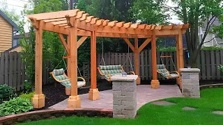 Ideas of a beautiful and well-maintained backyard with a cozy sitting area!