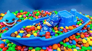 Satisfying Video - Full of Candy M&M's with Magic PlayDoh & Rainbow Shark in Color Boat Cutting ASMR