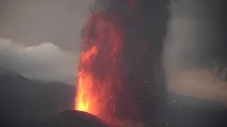 La Palma volcano eruption: lava fountains and new flank vent 24 Sep 2021