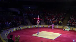 "Rosa" kicking bowls on the unicycle