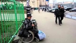 Поздней осенней порой. Одесский баянист. 2013.11.23, Павелецкий вокзал, Москва.