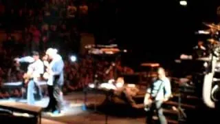 Faint - Linkin Park live at the O2 11/11/2010 (fans playing the guitar)