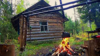 Остановились на ночлег в таёжной избе. В этой реке рыба сама запрыгивает в лодку. Рыбалка на севере.