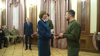 Зеленський зустрівся з українськими захисниками й захисницями та вручив державні нагороди
