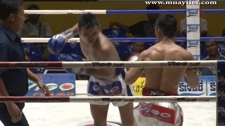 Muay Thai Fight - Nong - O vs Kiatpetch - New Lumpini Stadium, Bangkok, 25th November 2014